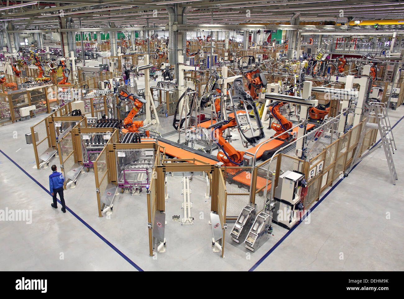 Leipzig, Germania. Xviii Sep, 2013. Robot costruire il framse della BMW elettrico i3's durante l'avvio della produzione di Lipsia, in Germania, il 18 settembre 2013. L'i3 è la prima auto elettrica messo in un elevato volume di produzione dalla BMW. Costerà almeno 34,950 euro. Il Leipzig fabbrica BMW è stato espanso a un costo di 400 milioni di euro e 800 nuovi posti di lavoro sono stati creati. Foto: JAN WOITAS/dpa/Alamy Live News Foto Stock