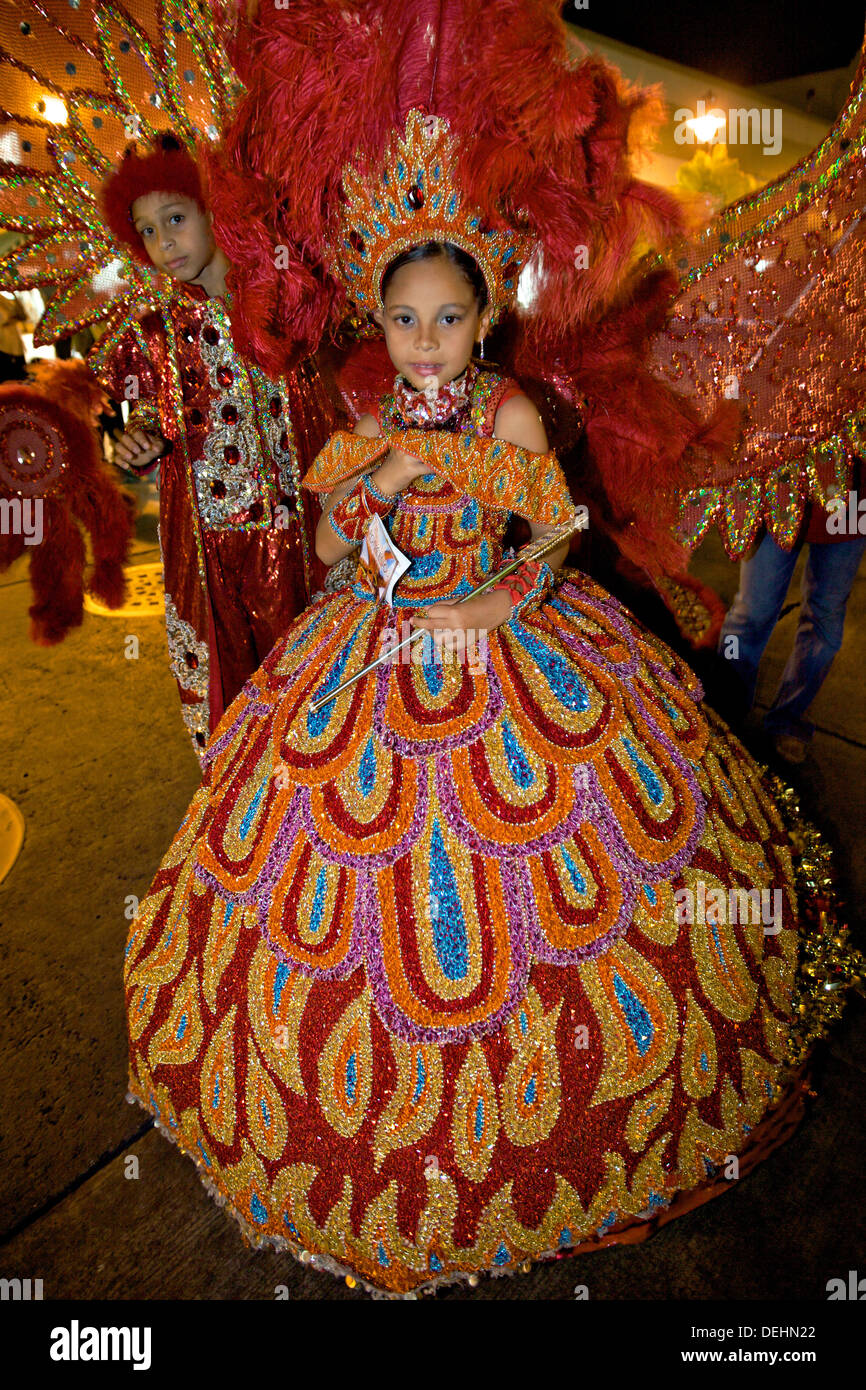 Un costume regina di bellezza danze per le strade durante il Carnaval de Ponce Febbraio 20, 2009 in Ponce, Puerto Rico. Foto Stock