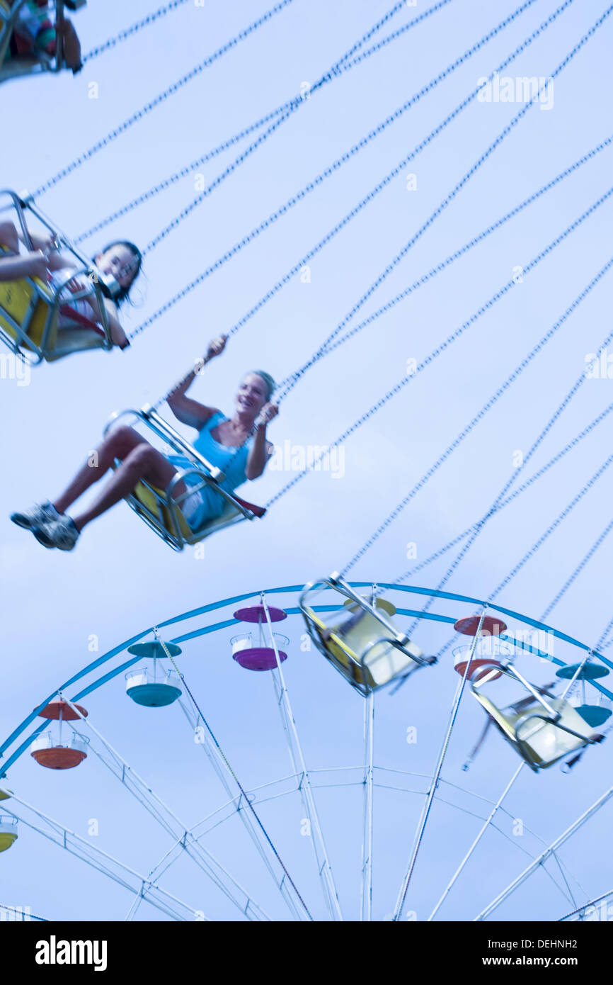 Ruota Panoramica Ferris E Sedie Volanti Ride Al Carnevale Foto Stock Alamy