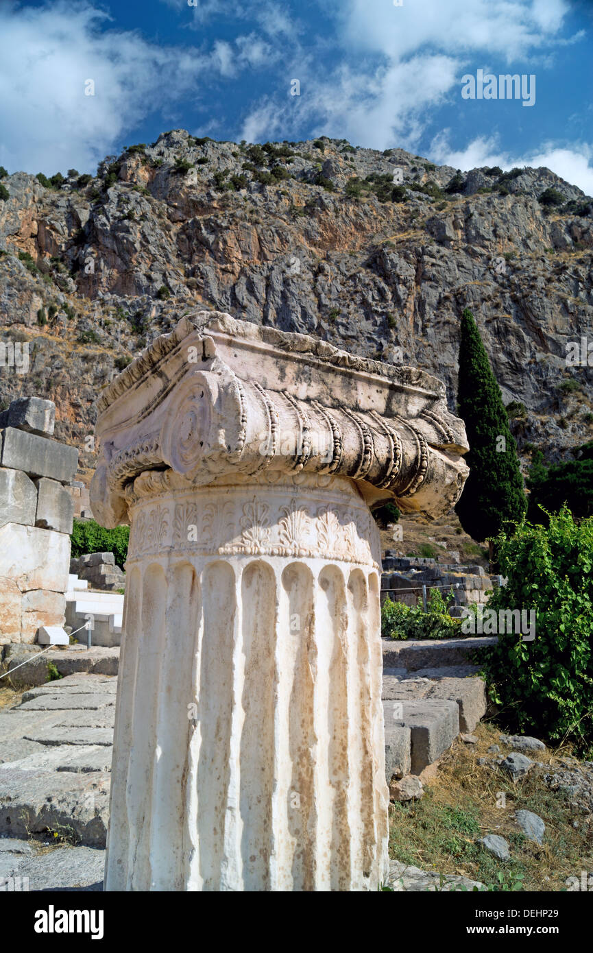 Unico ordine ionico capitale a Delphi sito archeologico in Grecia Foto Stock