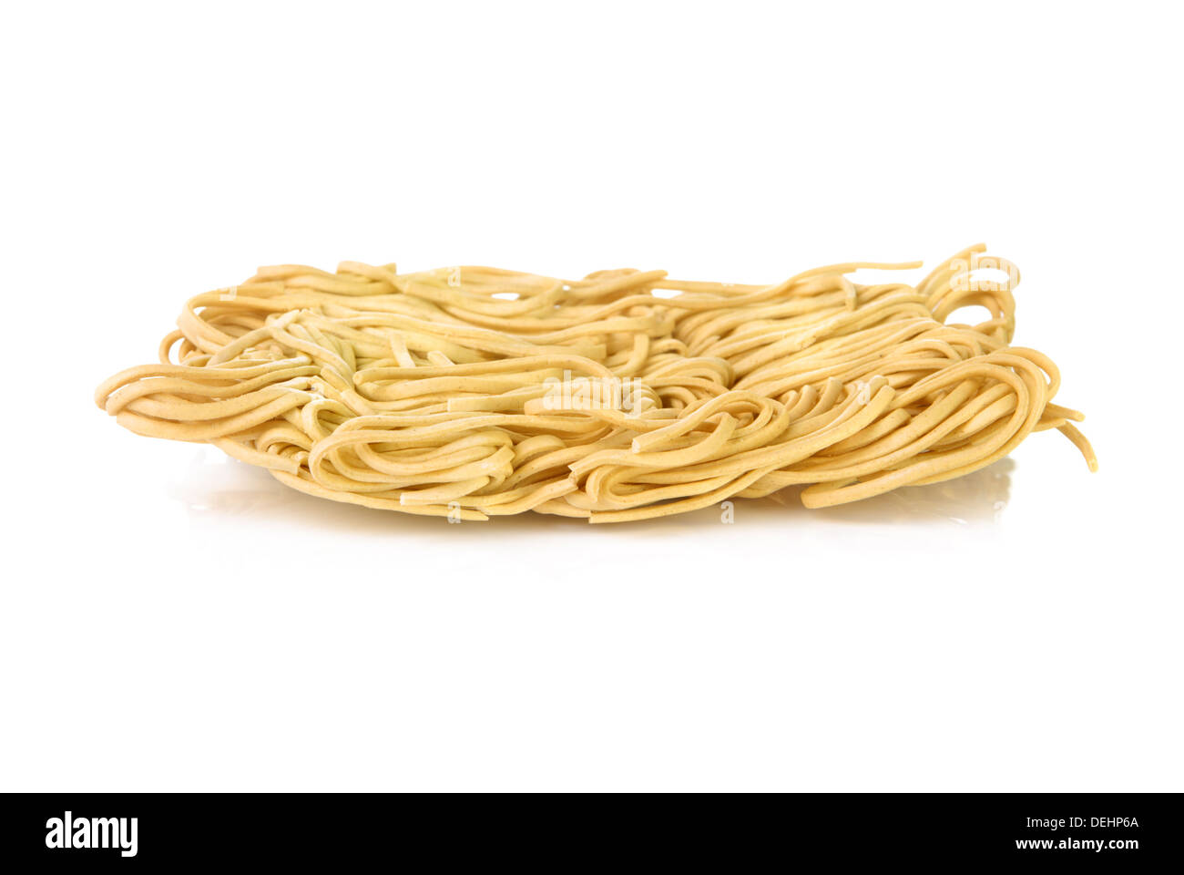Uovo secca Tagliatelle su uno sfondo bianco Foto Stock