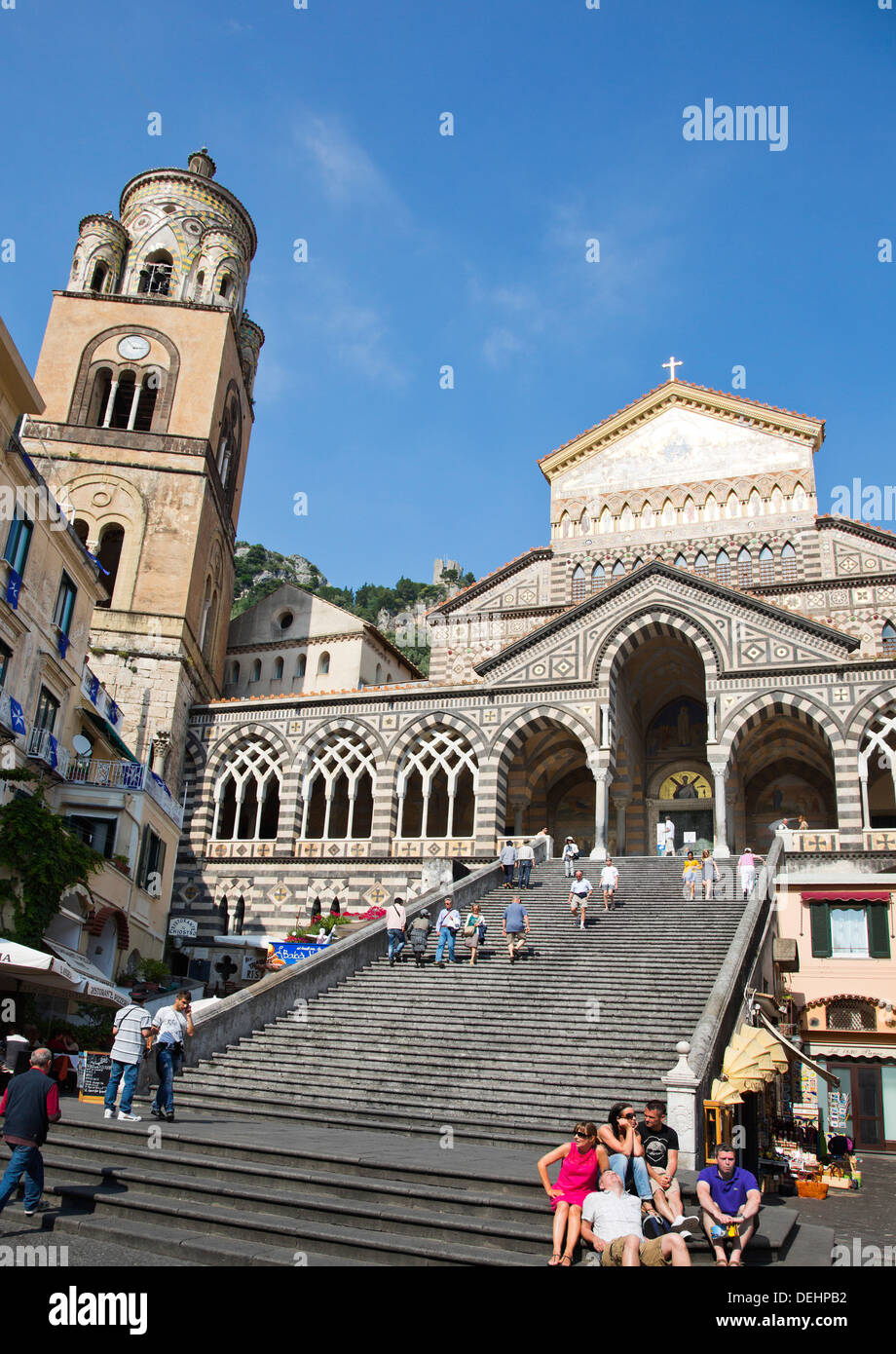 I turisti in una cattedrale, Duomo di Amalfi, Amalfi, provincia di Salerno, Campania, Italia Foto Stock