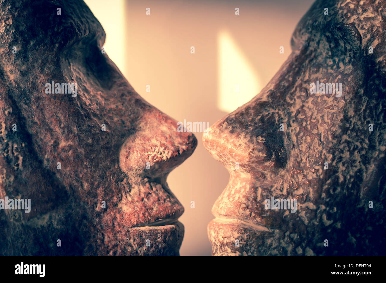 Due statue basati sul "capi di Isola di Pasqua " stand naso a naso in prime luci dell'alba. Foto Stock