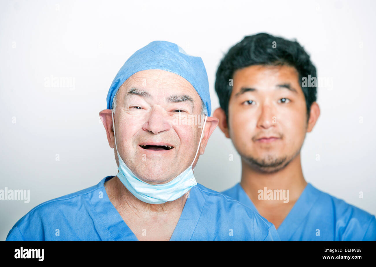 Un ritratto di adulti senior chirurgo un giovane medico asiatica Foto Stock