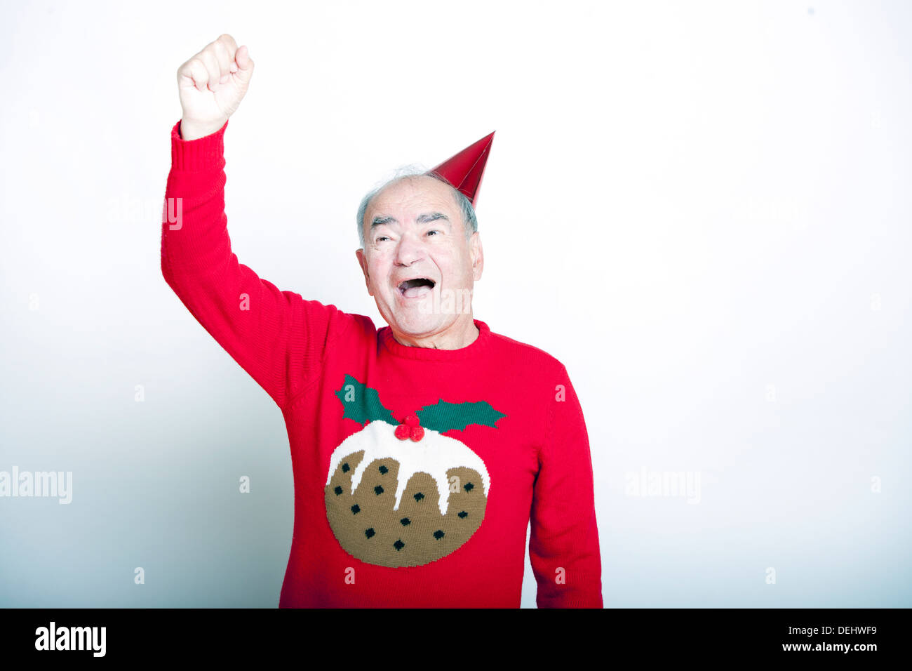Senior uomo adulto che indossa il Natale il ponticello alzando il braccio l'aria Foto Stock