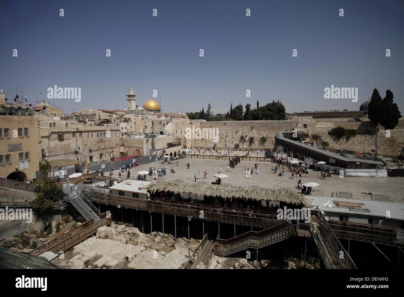 Gerusalemme, Gerusalemme, Territorio palestinese. Xix Sep, 2013. Un ultra-ebrea ortodossa si affaccia sulla Cupola della Roccia moschea è visto, alla Moschea di Al-Aqsa composto, sul Sett. 19, 2013. Il ''Sukkot'', Festa dei Tabernacoli, è un giro biblico vacanza che recolletti i quaranta anni di marcia nel deserto dopo l'esodo dalla schiavitù in Egitto. La gente qui ha fatto le preparazioni di martedì per la prossima 'Sukkot'' durante il quale la maggior parte dei negozi sarà chiuso Credito: Saeed Qaq APA/images/ZUMAPRESS.com/Alamy Live News Foto Stock