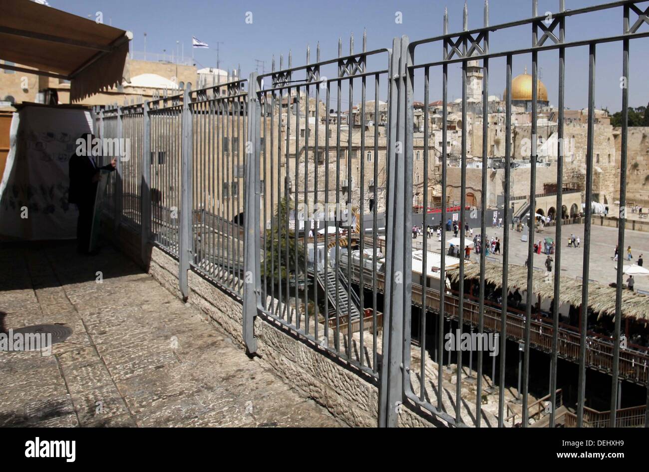 Gerusalemme, Gerusalemme, Territorio palestinese. Xix Sep, 2013. La Cupola della Roccia moschea è visto, alla Moschea di Al-Aqsa composto, l'Islam il terzo più santo, sito nella città vecchia di Gerusalemme sul set. 19, 2013. Il ''Sukkot'', Festa dei Tabernacoli, è un giro biblico vacanza che recolletti i quaranta anni di marcia nel deserto dopo l'esodo dalla schiavitù in Egitto. La gente qui ha fatto le preparazioni di martedì per la prossima 'Sukkot'' durante il quale la maggior parte dei negozi sarà chiuso Credito: Saeed Qaq APA/images/ZUMAPRESS.com/Alamy Live News Foto Stock