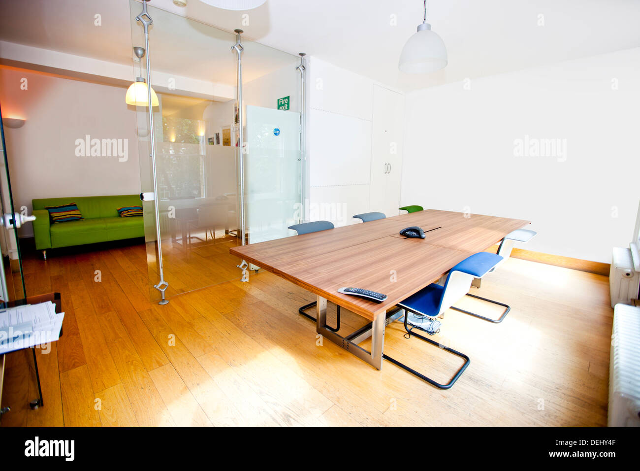 Svuotare la sala conferenze con sedie Foto Stock