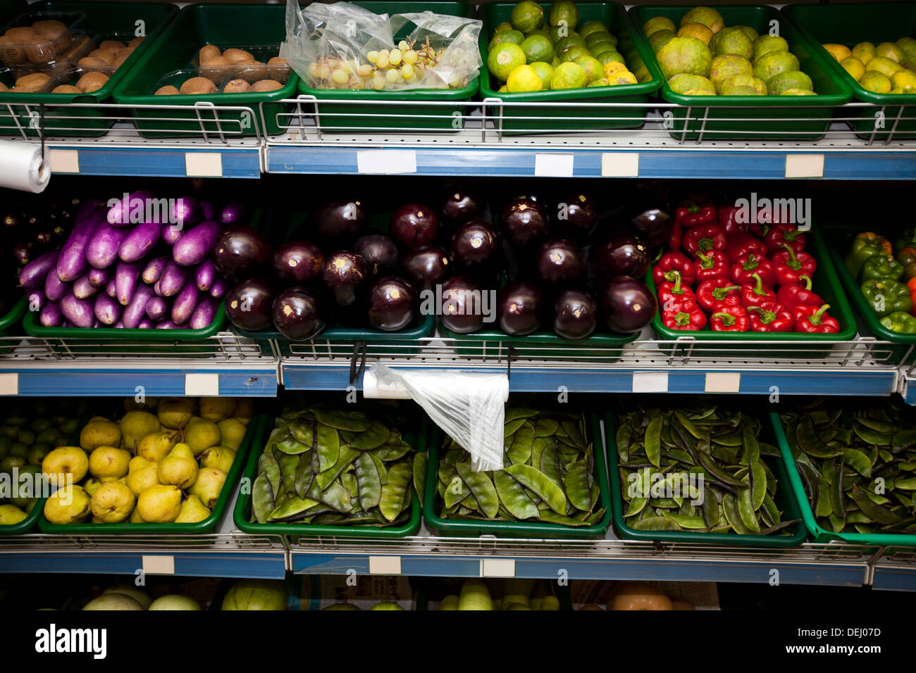 Varietà di frutta verdura sul display fruttivendolo Foto Stock