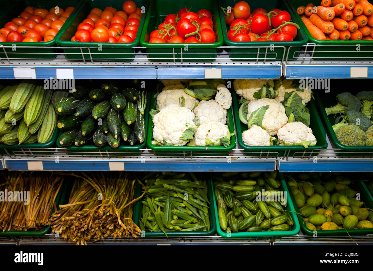 Varietà di verdure fresche sul display fruttivendolo Foto Stock