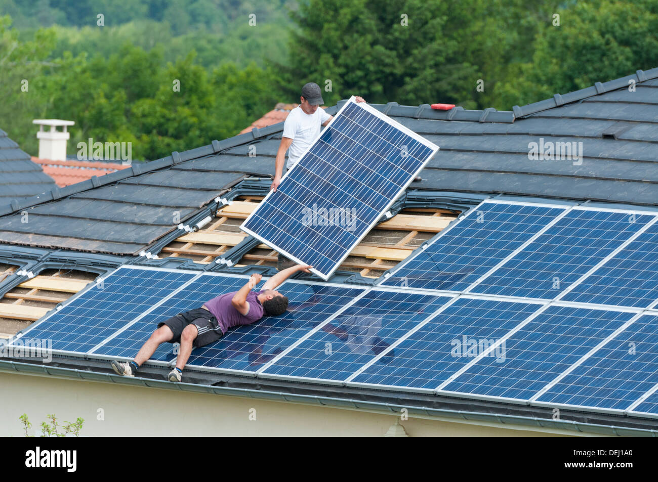 Installazione di pannelli solari fotovoltaici sul tetto della casa,  Germania Foto stock - Alamy