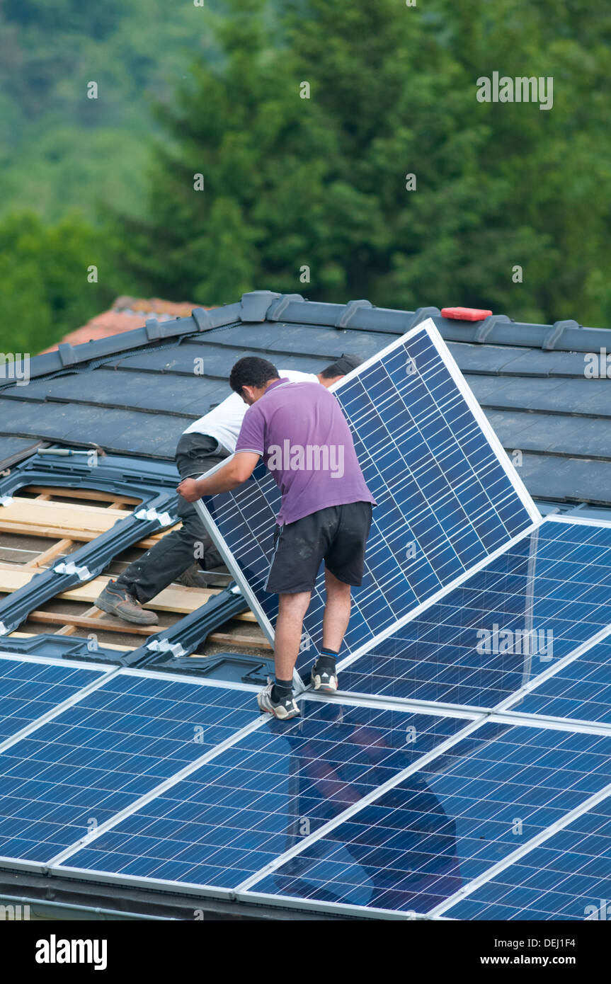 Installazione di pannelli solari fotovoltaici sul tetto della casa, Germania Foto Stock