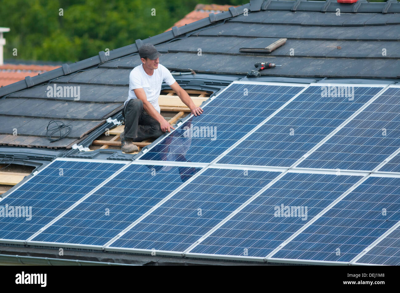 Installazione di pannelli solari fotovoltaici sul tetto della casa, Germania Foto Stock