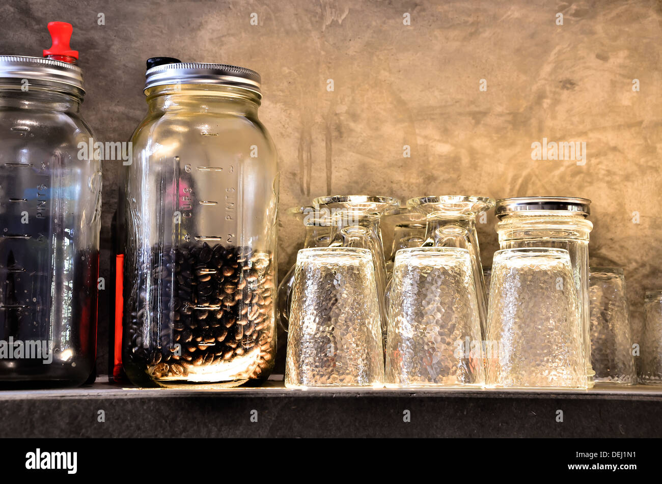 Rack per bottiglie caffè Foto Stock