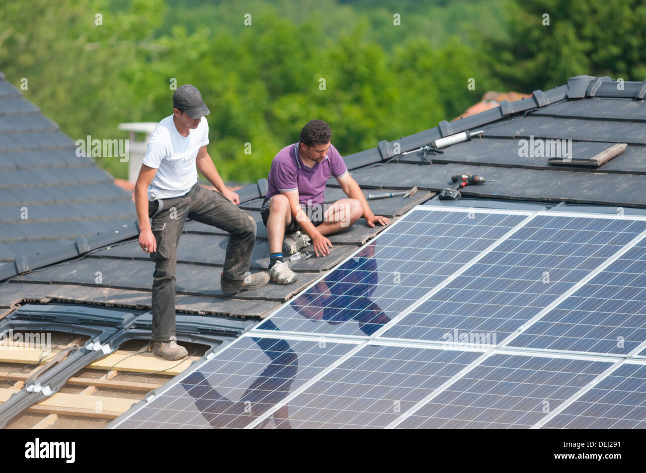 Installazione di pannelli solari fotovoltaici sul tetto della casa, Germania Foto Stock