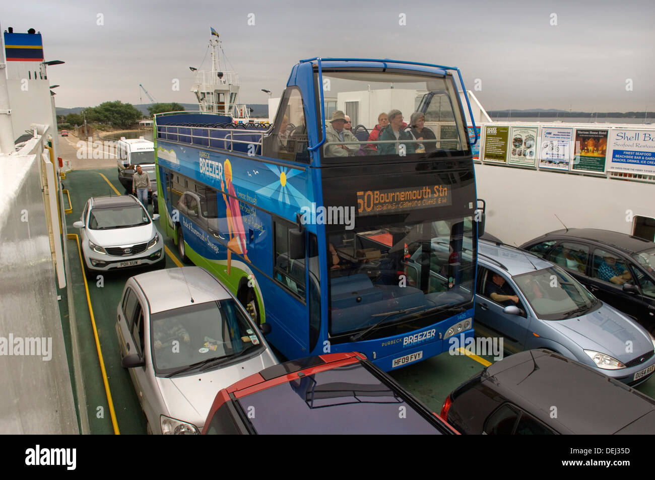 La prevista opentopped 50 servizio di bus da Bournemouth a Swanage sulla Shell Bay ferry a barene, Dorset Foto Stock