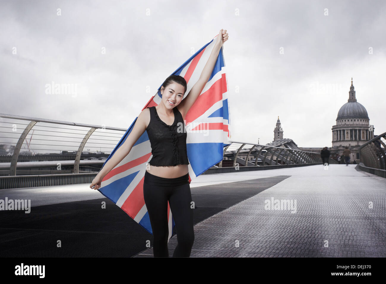 Olympic concorrente con Unione Jack davanti la Cattedrale di St Paul London Foto Stock