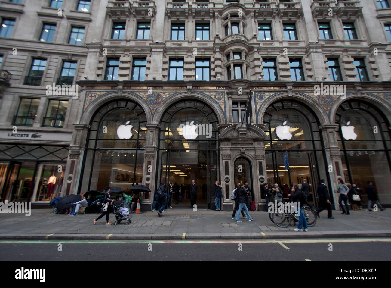 Londra, Regno Unito. Xix Sep, 2013. Fan di Apple camp fuori il flagship store in Regent street per mettere le mani sul nuovo smartphone Apple IPHONE 5c che sarà pubblicato venerdì 20 settembre Credito: amer ghazzal/Alamy Live News Foto Stock