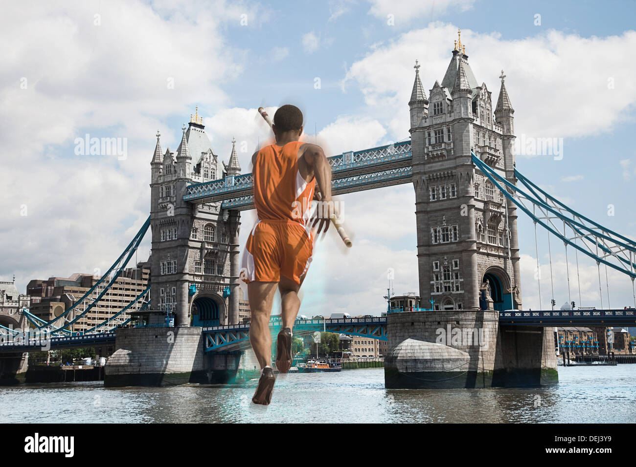 Atleta maschio circa vault su Tower Bridge Foto Stock