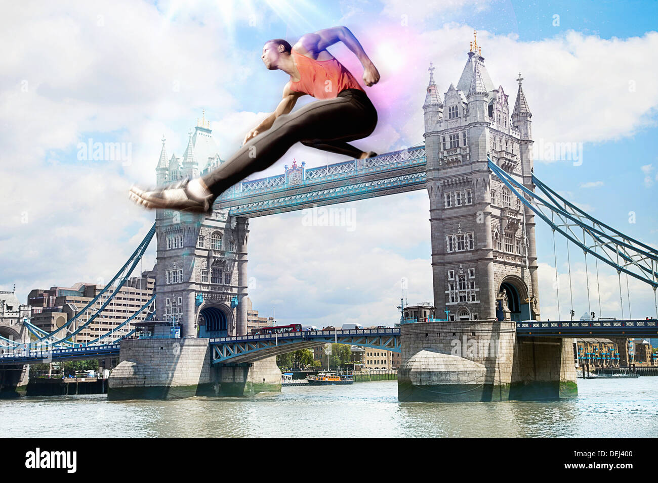 Atleta maschio hurdling Tower Bridge Foto Stock