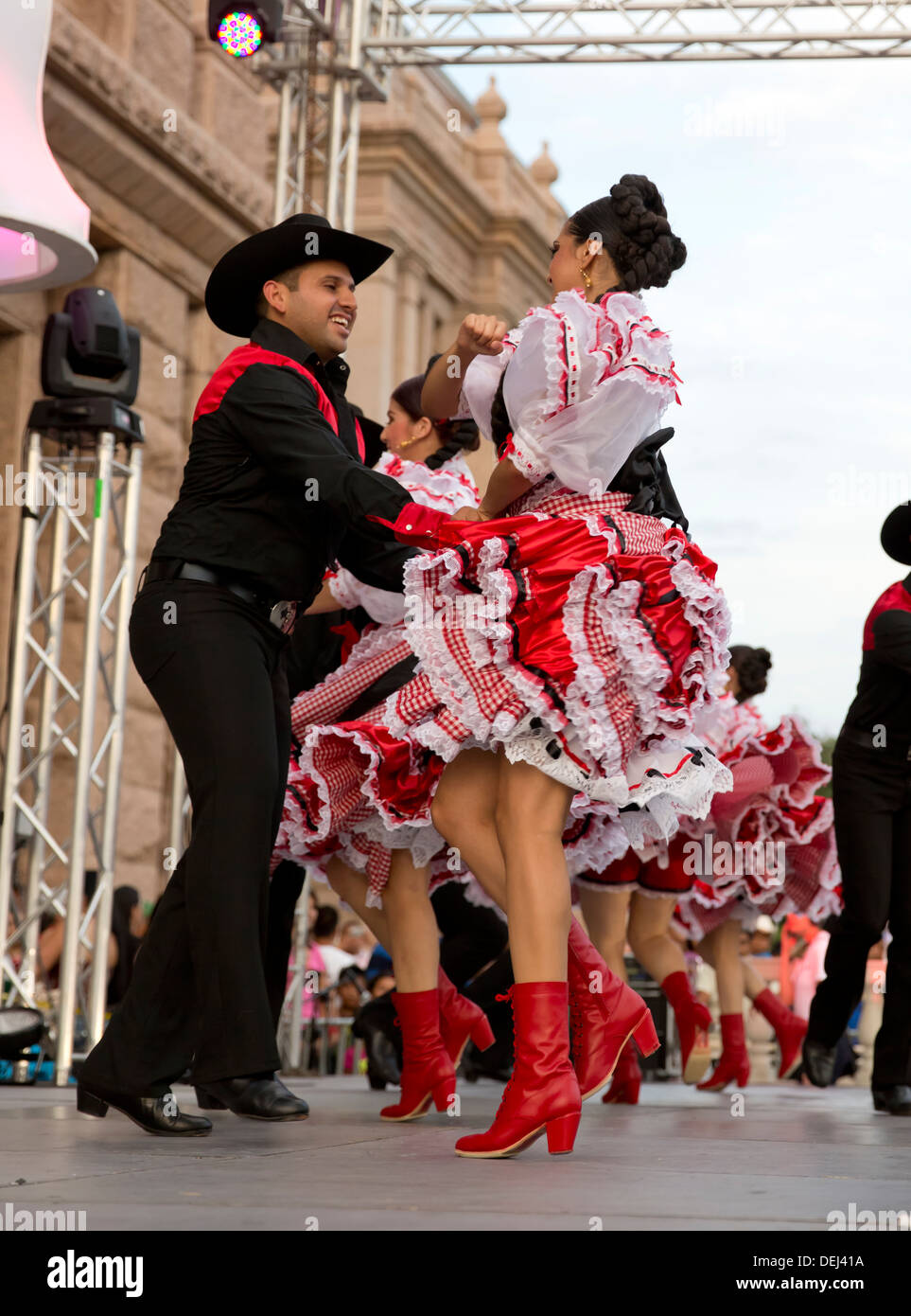 Il giorno dell indipendenza messicana celebrazione presso la Texas Capitol Building di Austin include danze tradizionali con costumi colorati Foto Stock