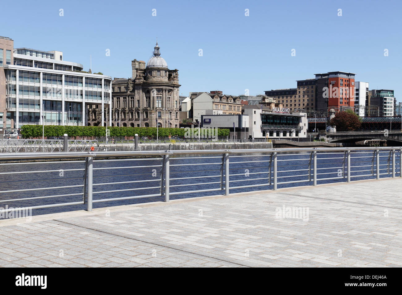 Broomielaw Glasgow, vista a nord attraverso il fiume Clyde verso gli edifici nel centro della città in estate sole, Scozia, Regno Unito Foto Stock