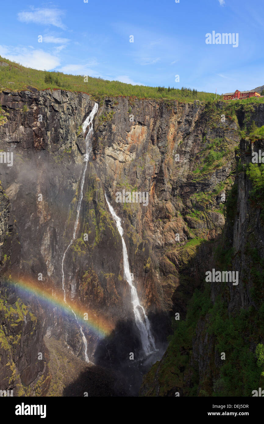 Rainbow a cascata Vøringfossen in estate vicino a Eidfjord, Måbødalen, Hardanger, Hordaland, Norvegia, Scandinavia, Europa Foto Stock