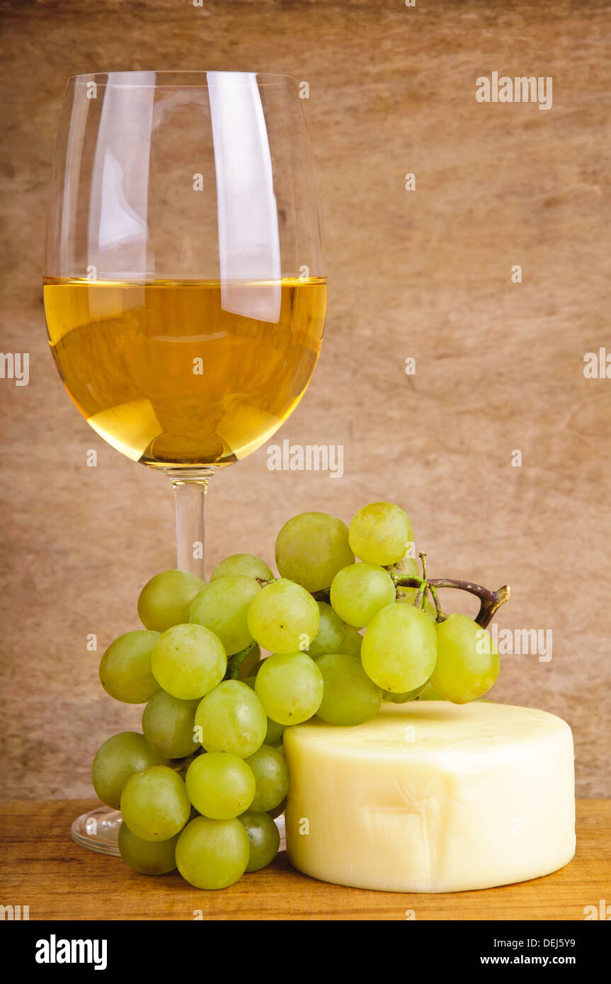 Ancora vita composizione con un bicchiere di vino bianco, uva e formaggio Foto Stock