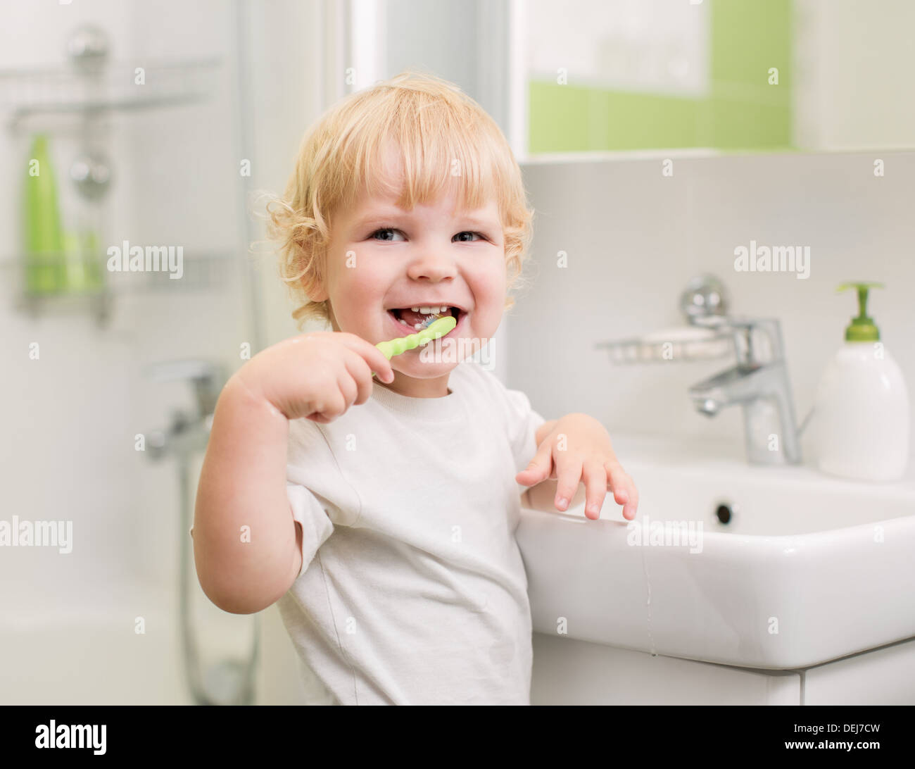 Capretto felice la spazzolatura dei denti Foto Stock