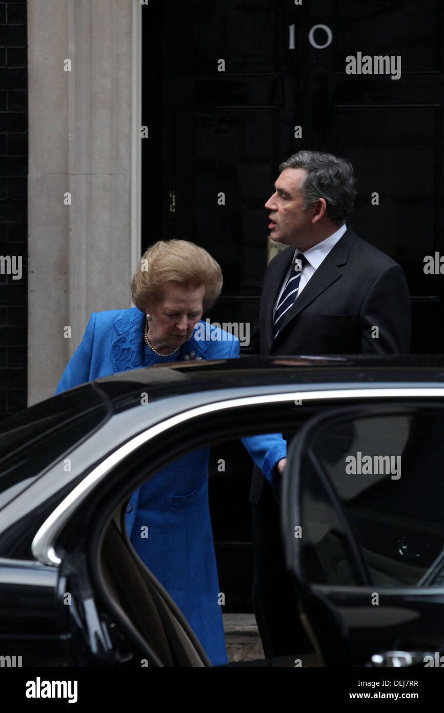 Il primo ministro Gordon Brown aiuta la signora Thatcher giù il passo del numero 10 di Downing Street Foto Stock