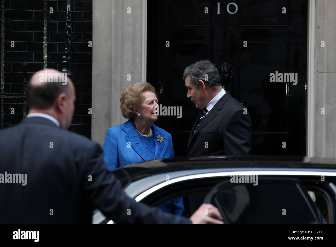 Il primo ministro Gordon Brown aiuta la signora Thatcher giù il passo del numero 10 di Downing Street Foto Stock