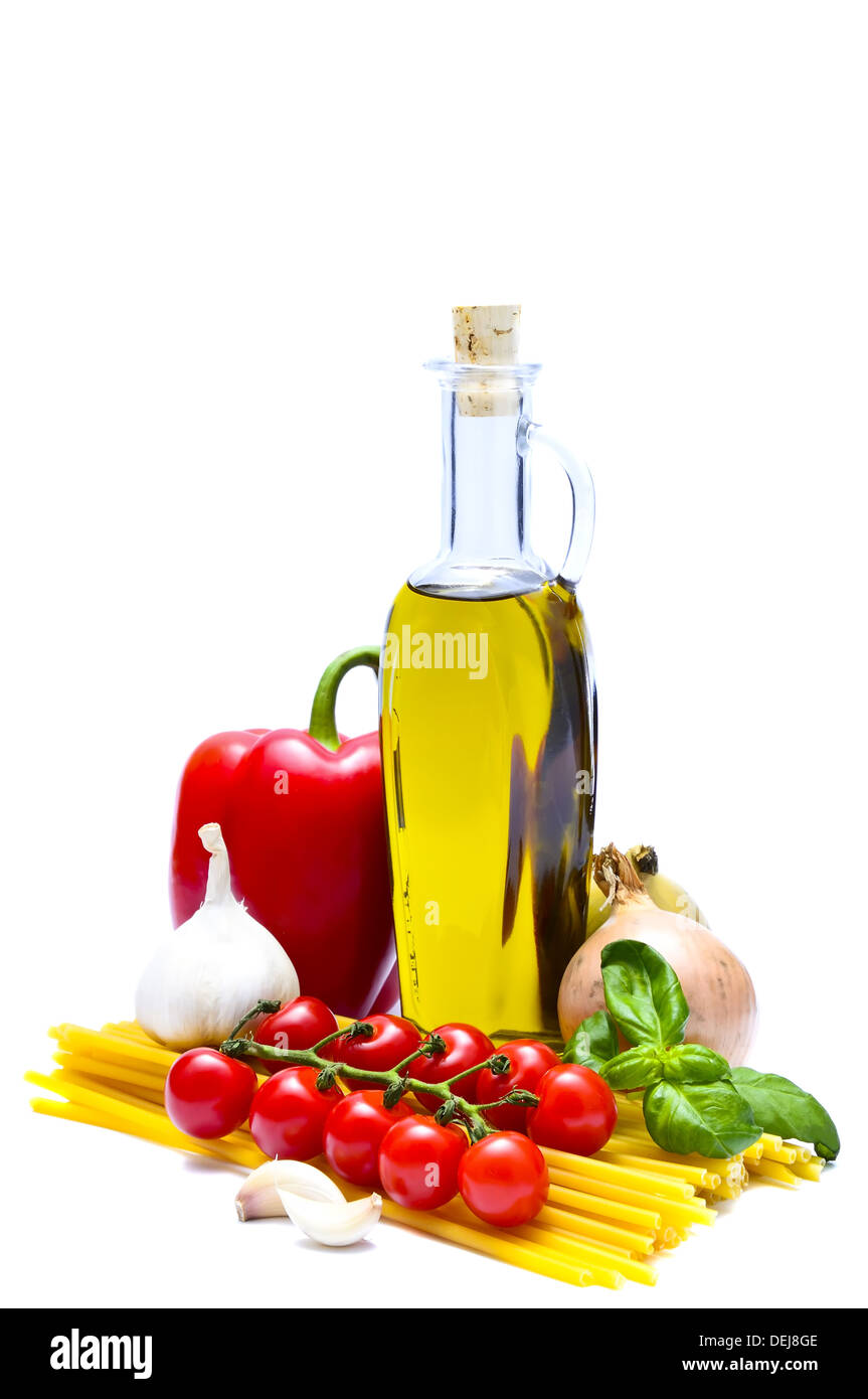 Il cibo italiano e la pasta ingredienti isolati su sfondo bianco Foto Stock