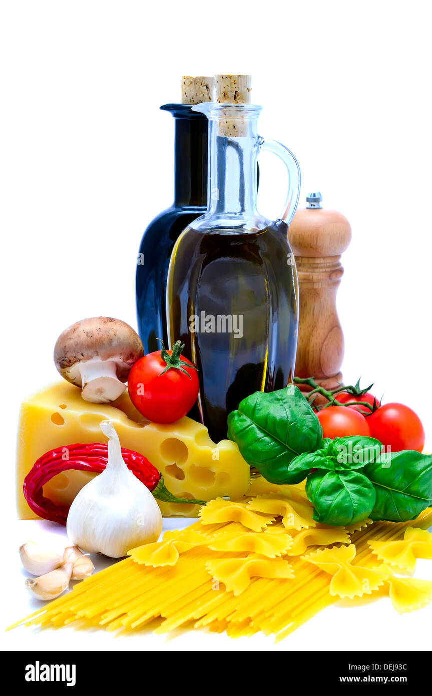 La pasta italiana ingredienti contro uno sfondo bianco Foto Stock