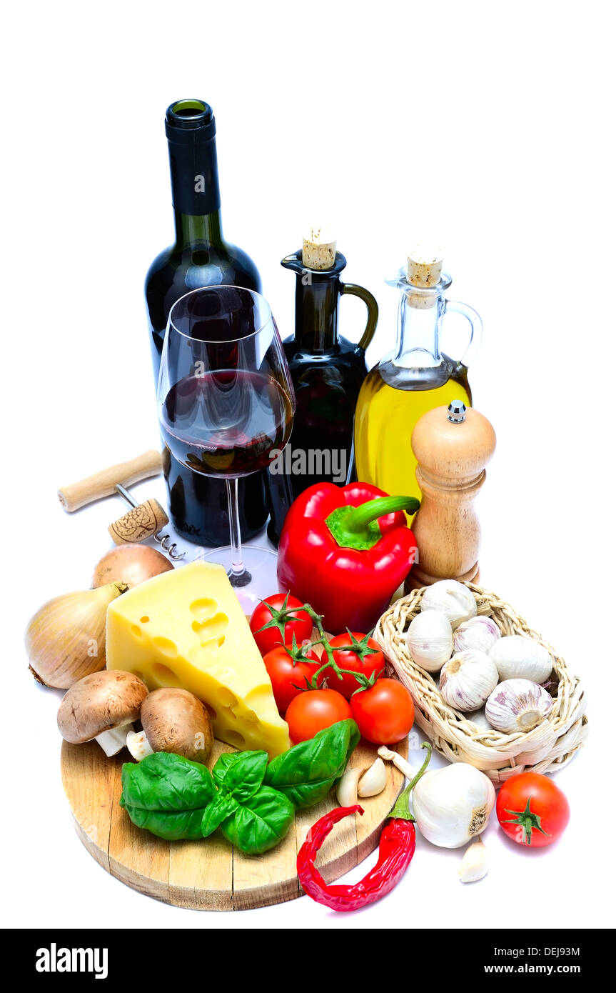 Alimenti sani ingredienti e vino rosso isolato su uno sfondo bianco Foto Stock