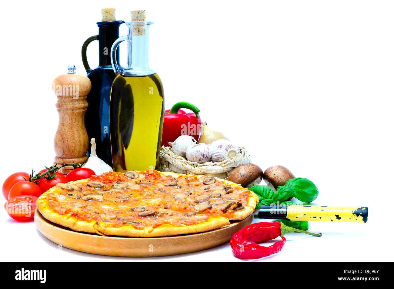 Tradizionale pizza italiana e ingredienti alimentari isolati su sfondo bianco Foto Stock