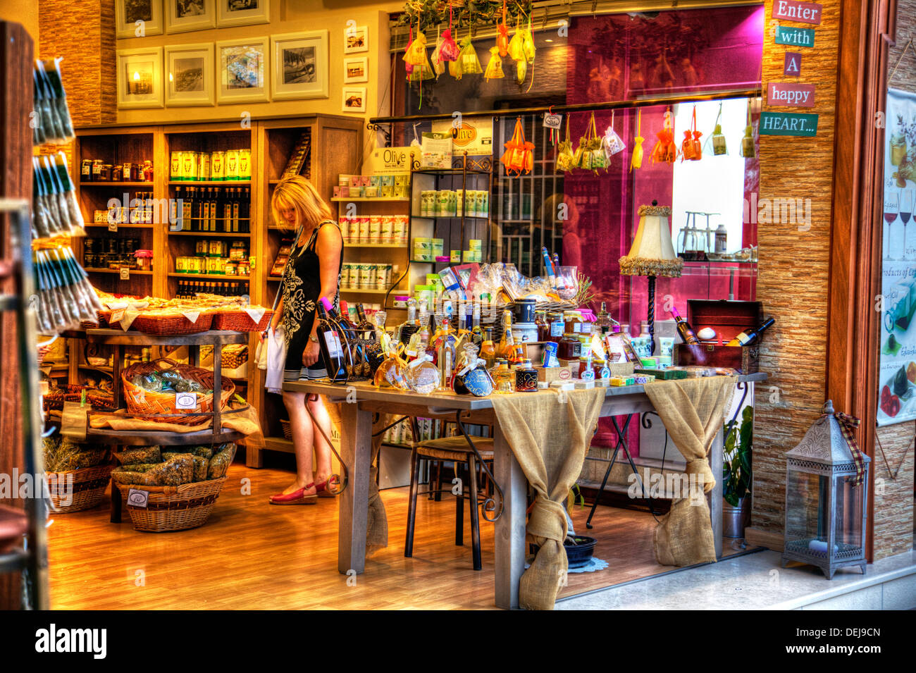 Lady shopping nel tipico turista shop in Nidri Lefkada Lefkada isola greca Grecia Nydri Foto Stock