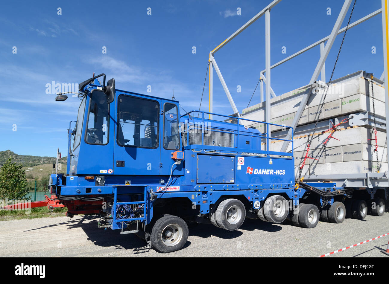 Provenza, Francia. 19 settembre 2013. Eseguire inaugurale per il gigantesco 352-Truck-Trailer ruota. L'enorme camion con rimorchio, che pesa 172 tonnellate e 33 metri di lunghezza, è specialmente adatta per trasportare componenti nucleari per una centrale nucleare sperimentale faciliyu, noto come ITER a Cadarache Centro di ricerca nucleare nel nord della Provenza. Il rimorchio, che ha 88 assali e pneumatici 352, aveva una prova in Provenza questa settimana caricato con blocchi in calcestruzzo. Il carrello-rimorchio ha preso quattro notti al viaggio 98 chilometri dalla costa mediterranea a Cadarache. Credito: Chris Hellier/Alamy Live News Foto Stock