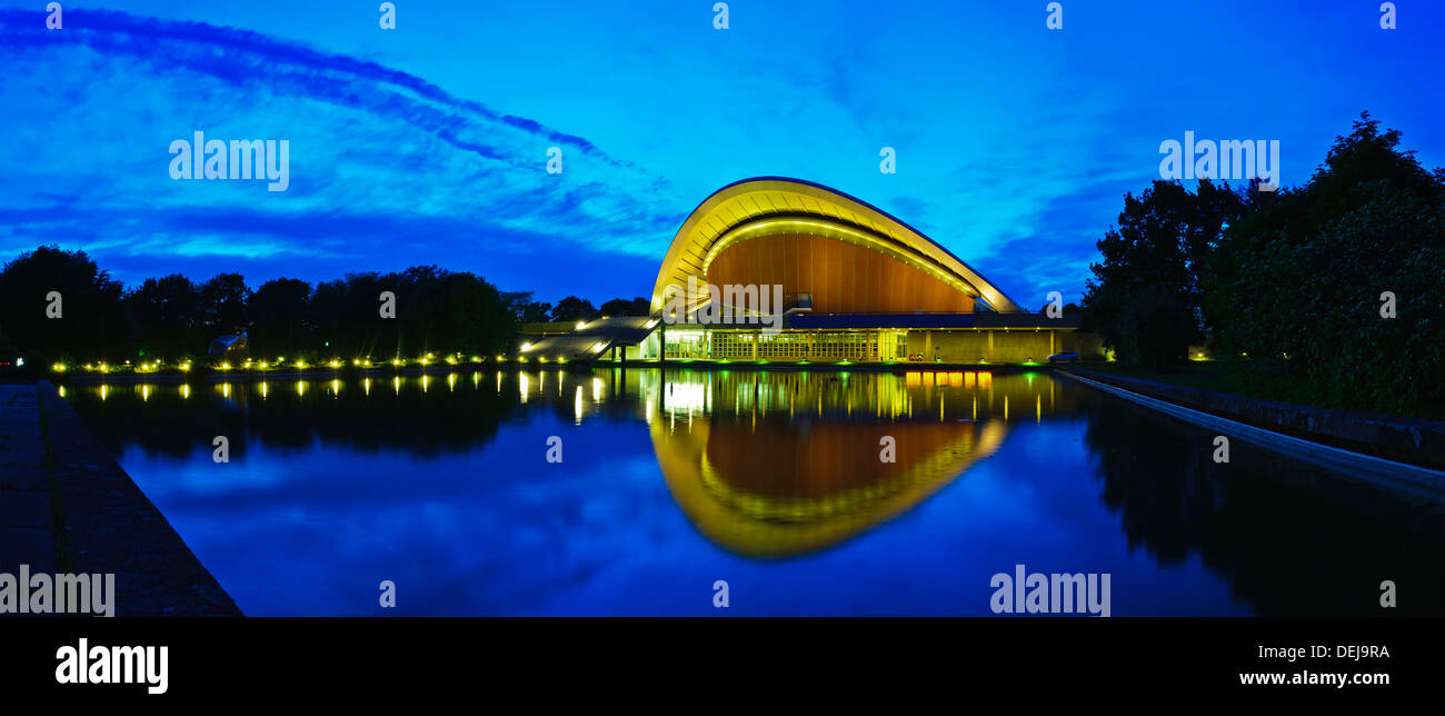 Il bellissimo panorama di paesaggio con la casa delle culture del mondo (Haus der Kulturen der Welt di Berlino con la riflessione in acqua Foto Stock