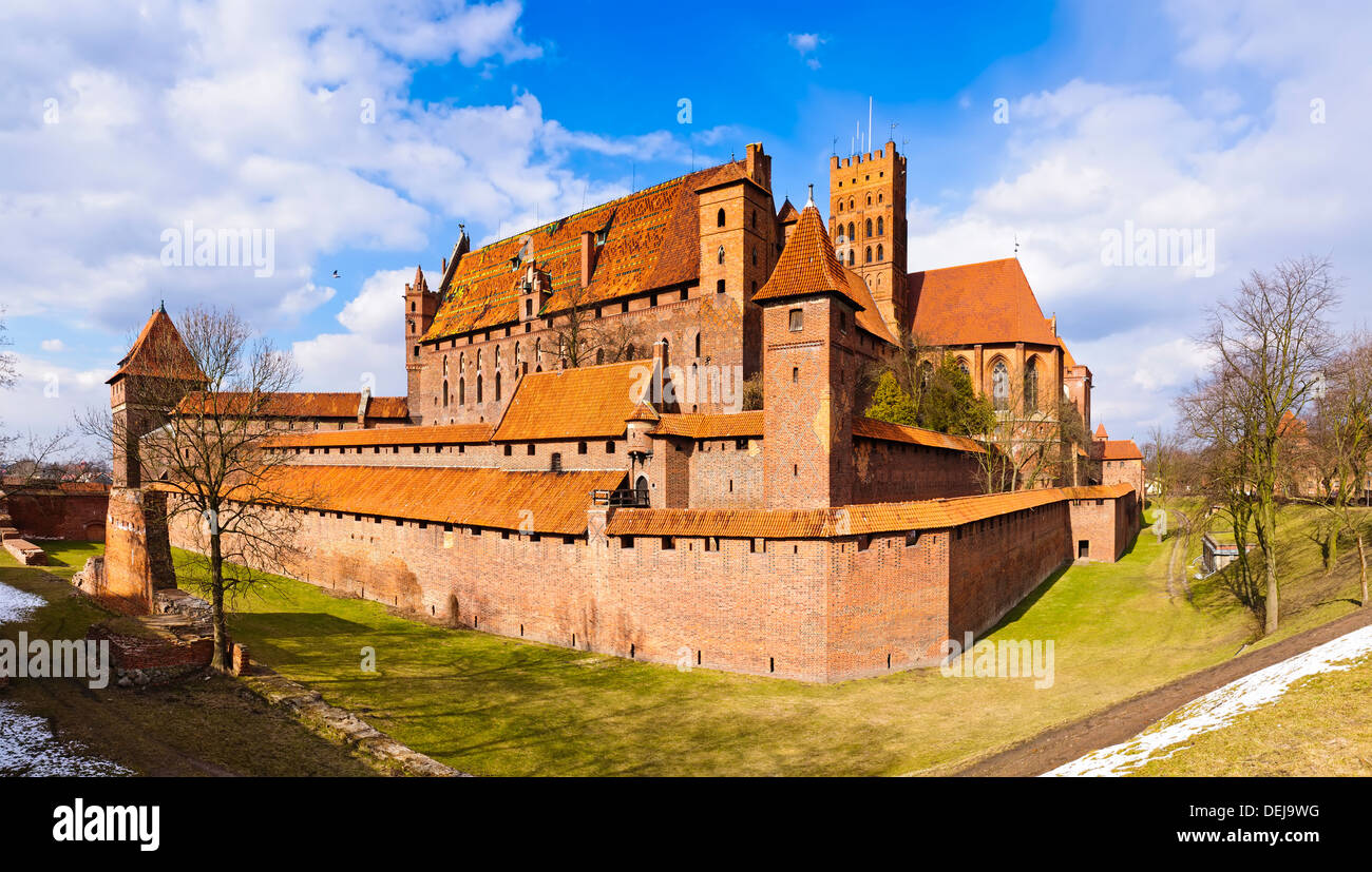 Panorama del paesaggio con il castello medievale in Malbork (marienburg), Polonia Foto Stock