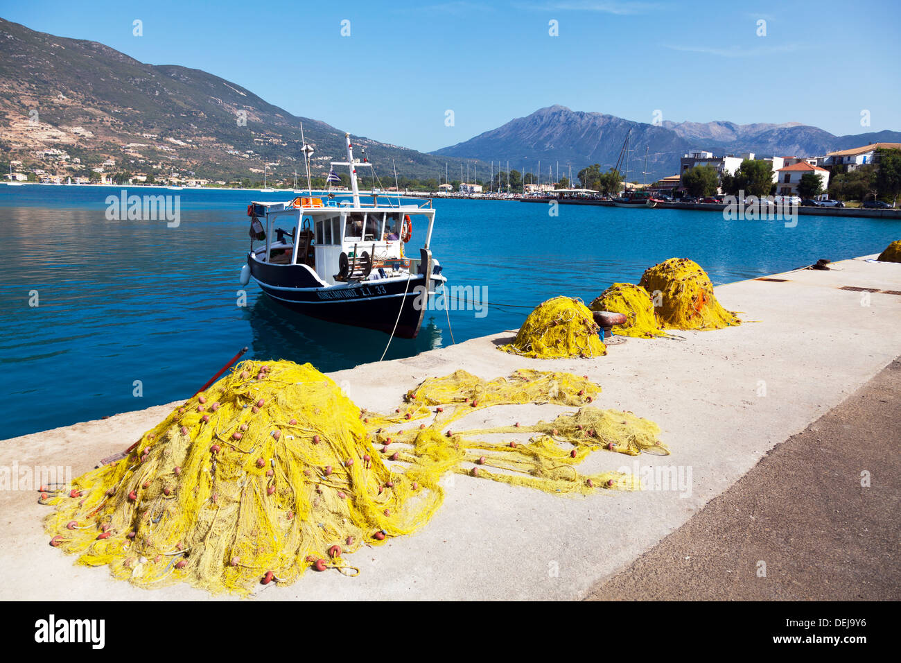 Le reti da pesca asciugatura sul porto di Porto di parete nella parte anteriore della barca Nidri Lefkada Lefkada isola greca Grecia tipica scena Nydri Foto Stock