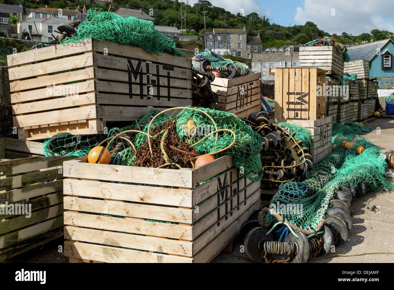 La pesca commerciale attrezzature Mevagissey sulla parete del porto Foto Stock