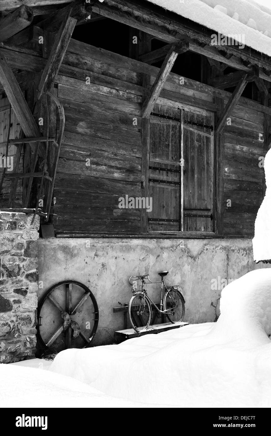 Fienile francese prese a Morzine, Francia, vicino al lago di Montriond Foto Stock