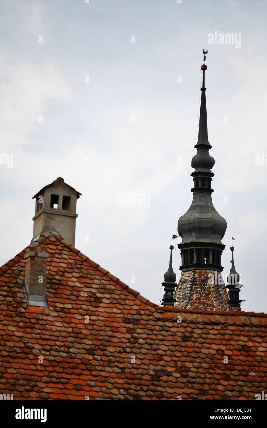 Immagine di qualche vecchio tetto con tegole Foto Stock