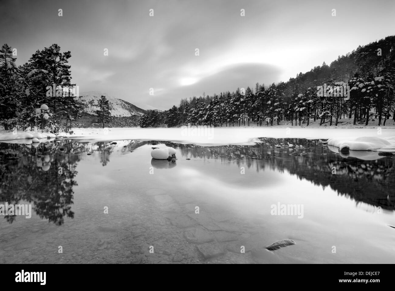 Metà congelati Loch in Scozia Avimore -15 Foto Stock