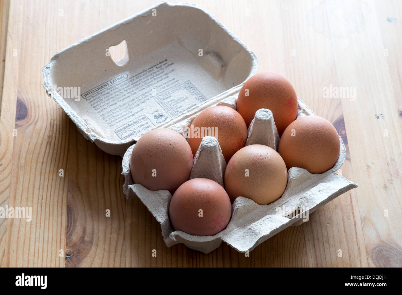 Sei 6 uova fresche in un uovo UK box Scatola in cartone Foto stock - Alamy