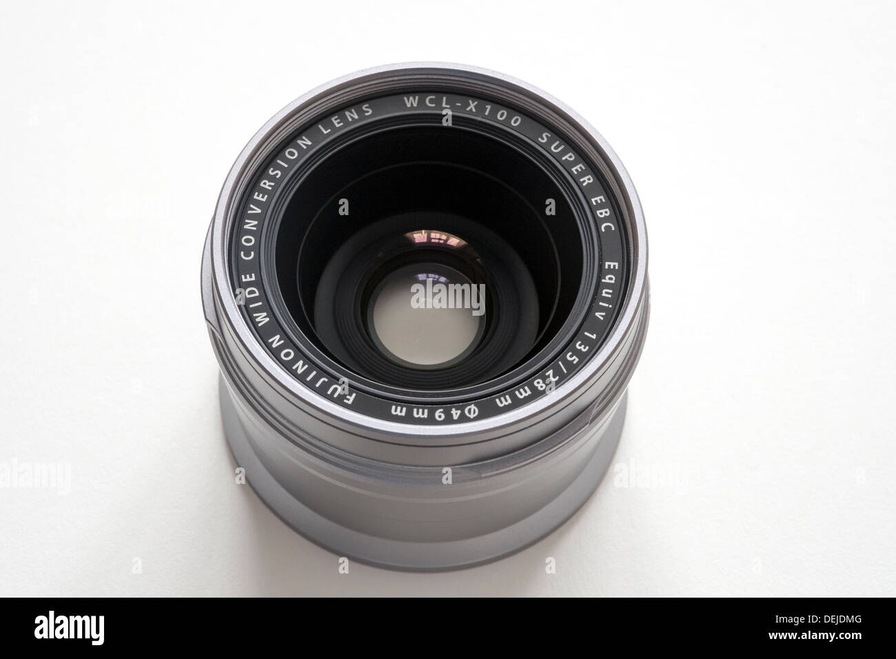 Fml-X100 obiettivo grandangolare convertitore per Fujifilm X100 fotocamera digitale su sfondo bianco Foto Stock