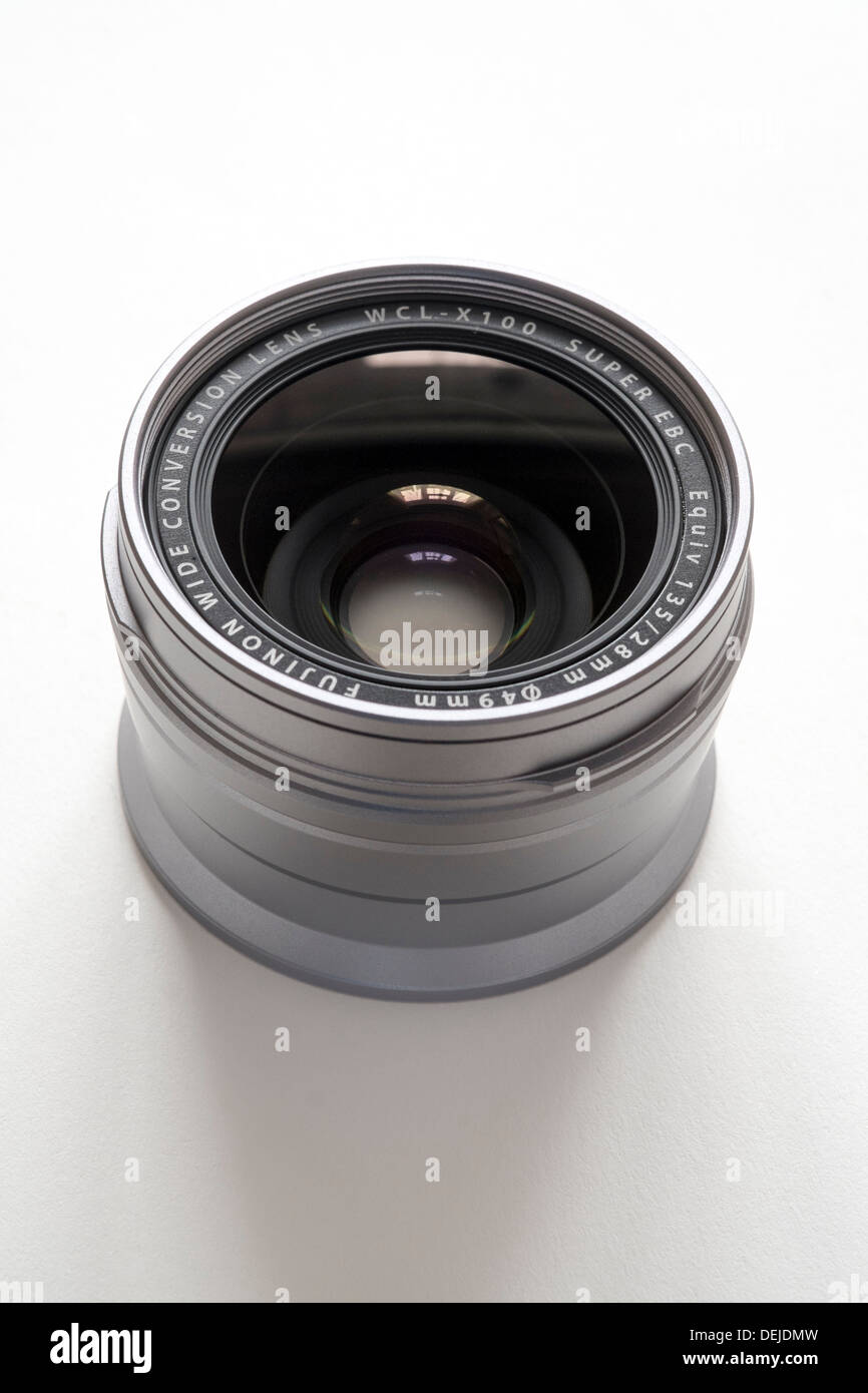 Fml-X100 obiettivo grandangolare convertitore per Fujifilm X100 fotocamera  digitale su sfondo bianco Foto stock - Alamy