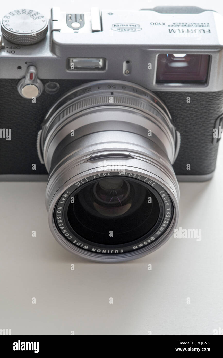 Fuji Fujifilm X100 fotocamera digitale con FML-X100 grandangolare lente montata Foto Stock