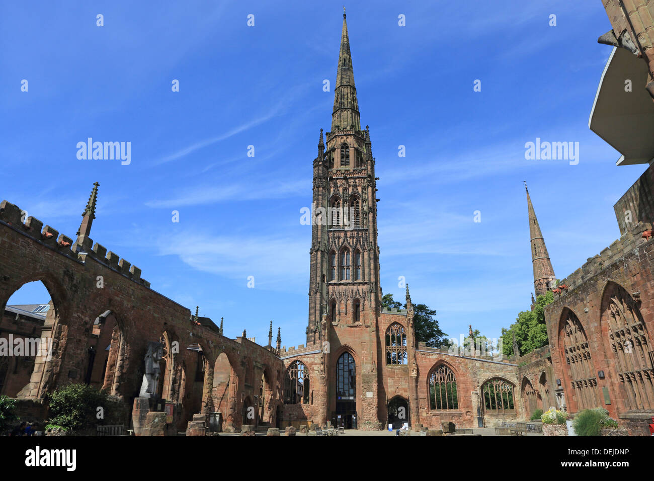 La vecchia cattedrale rovine, con St Michael guglia della Torre e nel centro della città di Coventry, Warwickshire, West Midlands Foto Stock