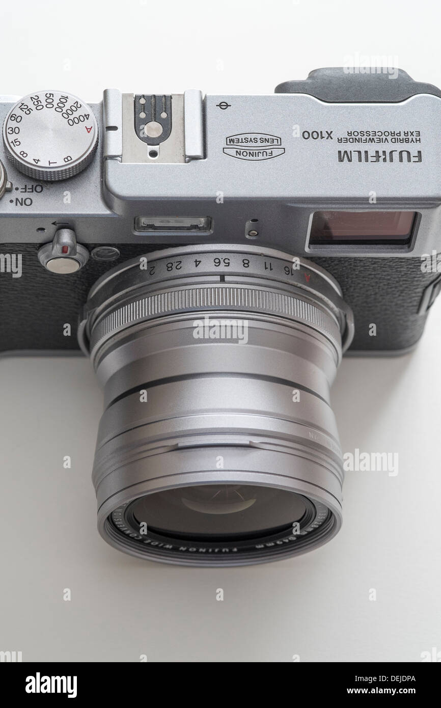 Fuji Fujifilm X100 fotocamera digitale con FML-X100 grandangolare lente montata Foto Stock